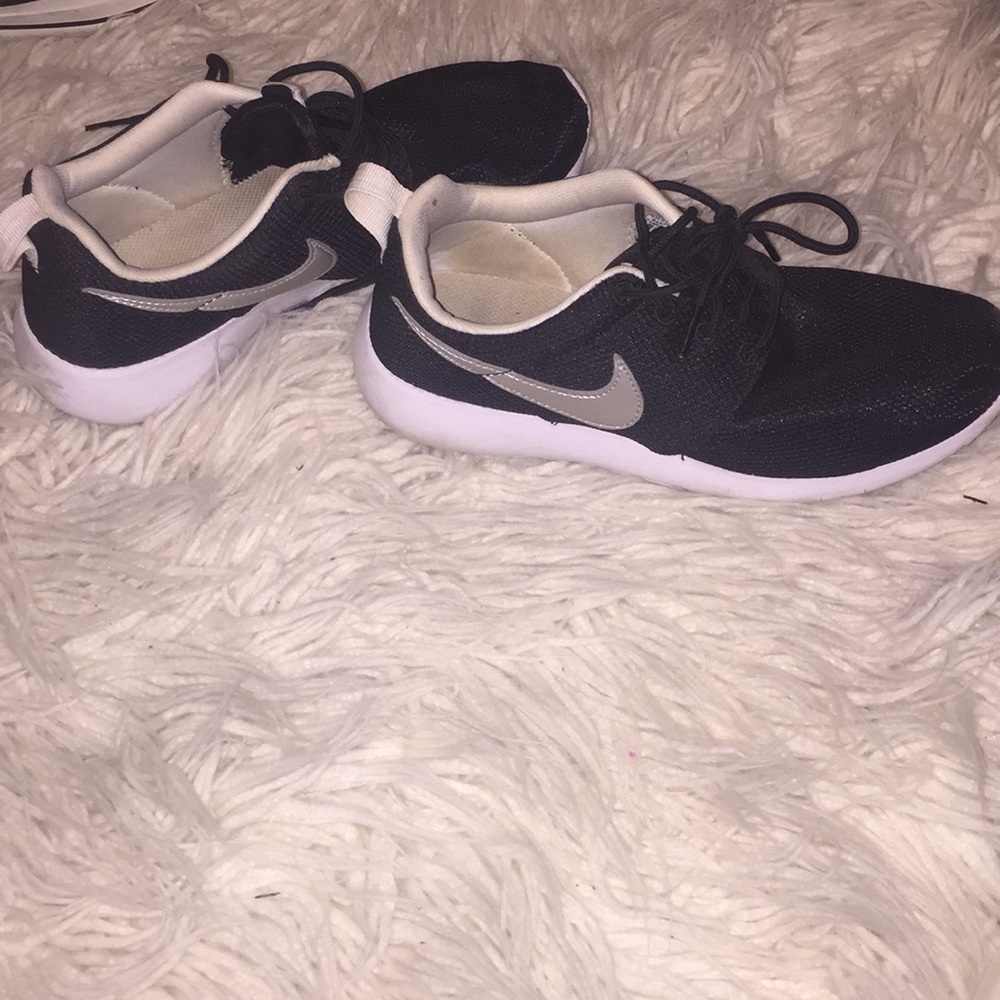 Children’s size 4.5/ adult women size 6 Nike Roshe